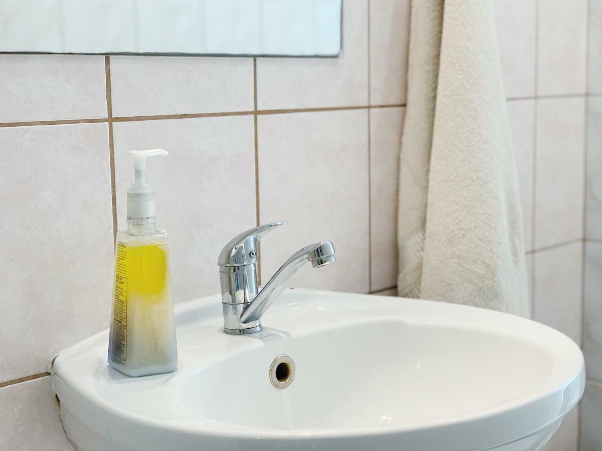 Hostel Aleje 28 Krakkó Kültér fotó